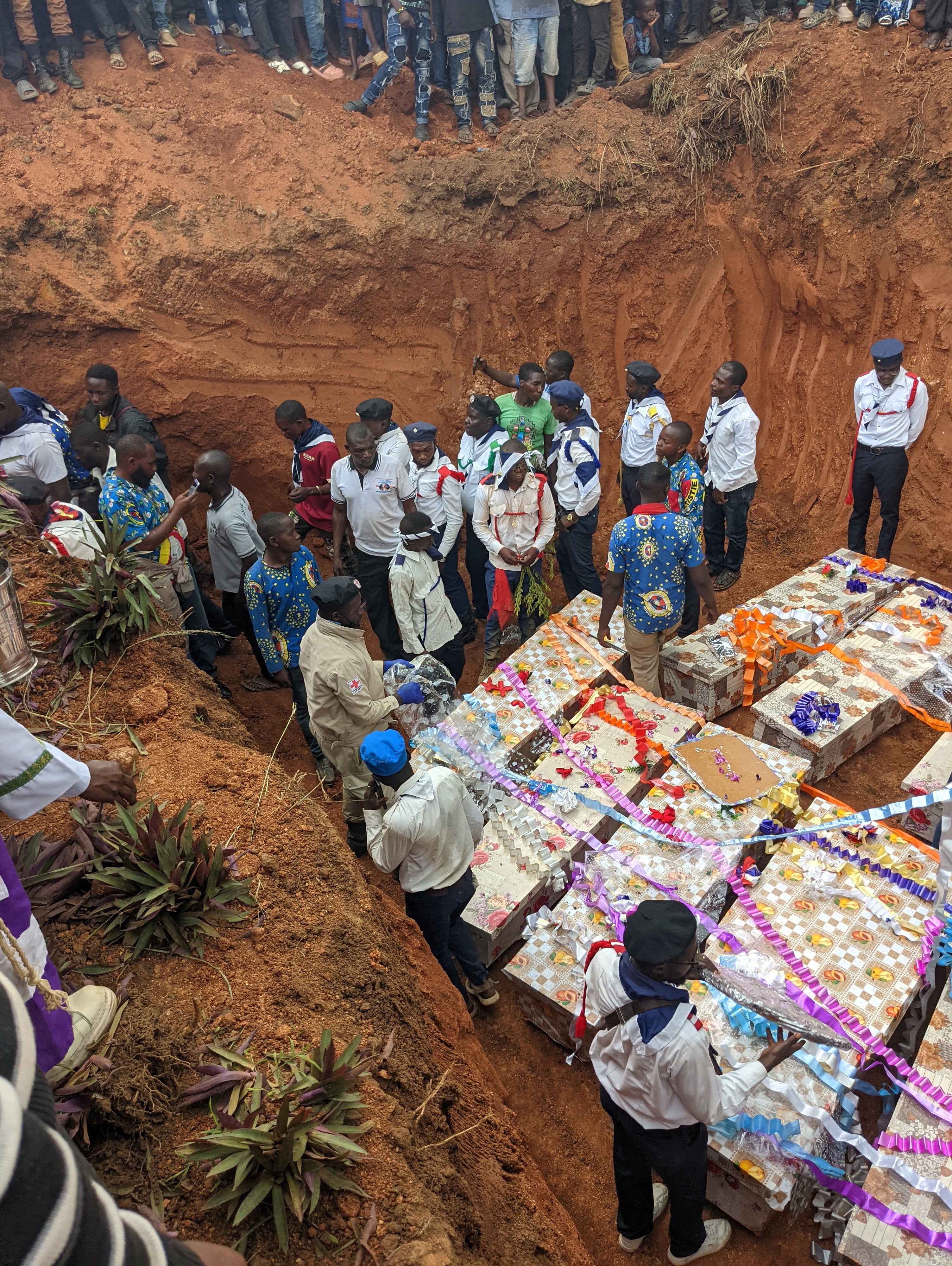 Des personnes sont rassemblées pour l'enterrement de personnes tuées dans une attaque