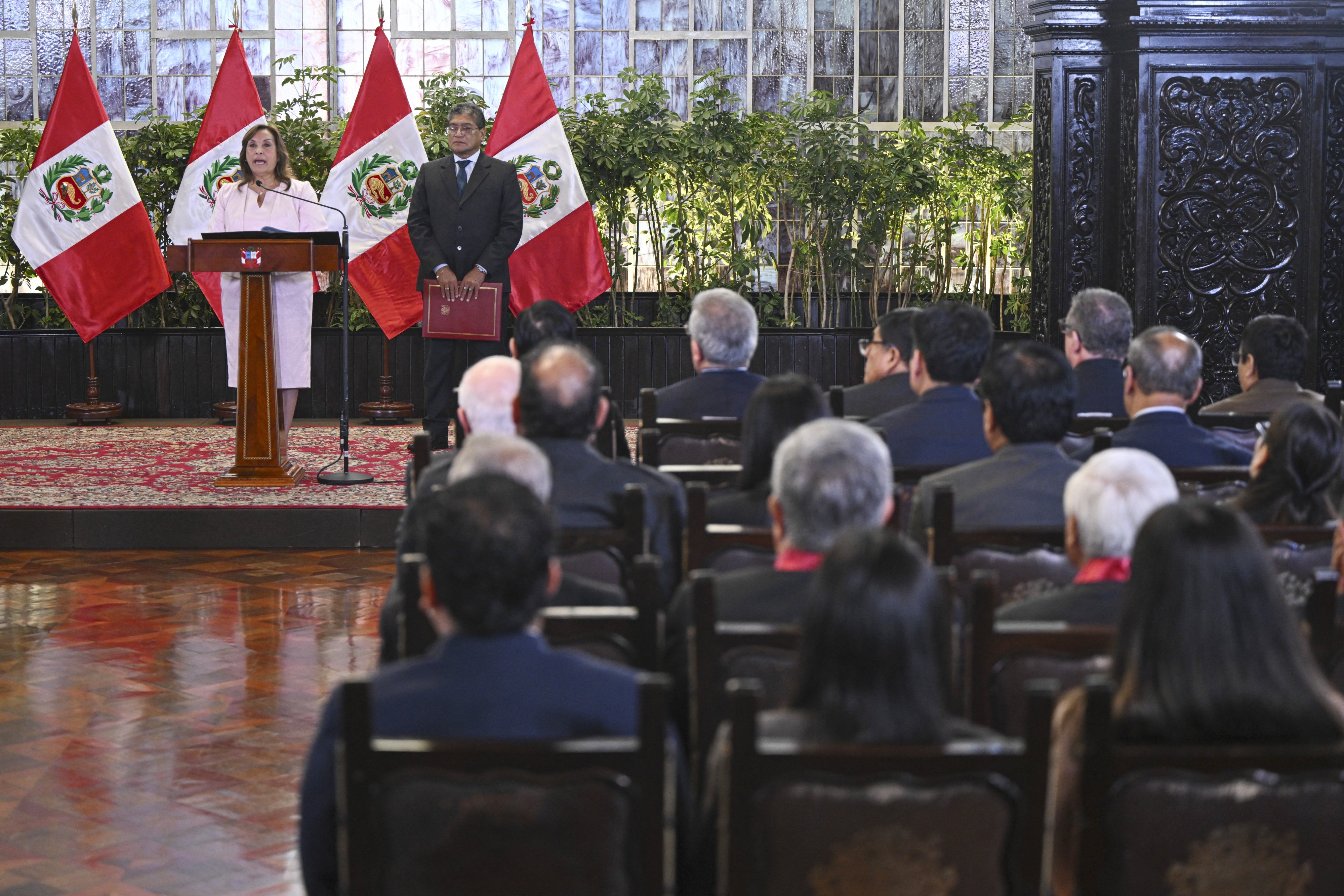 Presidenta de Perú, Dina Boluarte, brinda un discurso durante una ceremonia celebrada en el Palacio de Gobierno de Lima el 13 de agosto de 2025, en la adopción de la ley de amnistía para integrantes de las fuerzas armadas y de seguridad condenados por graves violaciones a los derechos humanos. © 2025 Ernesto Benavides/AFP via Getty Images