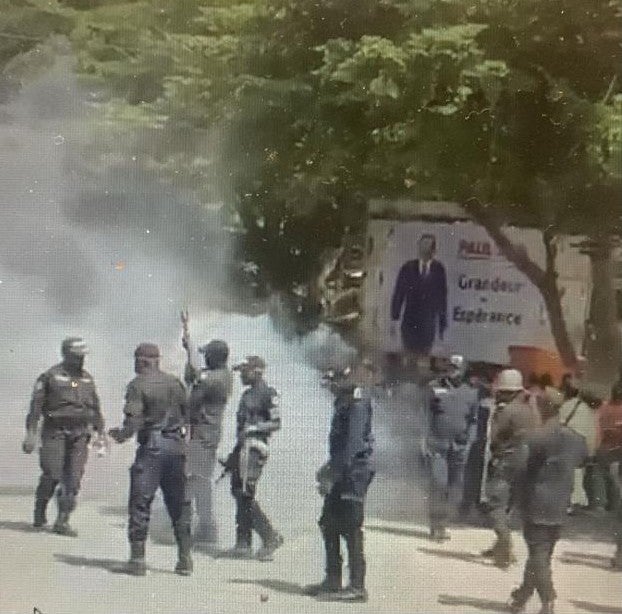 Capture d'écran d'une vidéo montrant un policier faisant usage de gaz lacrymogènes sur des manifestants à Maroua, région de l'Extrême-Nord, au Cameroun, le 22 octobre 2025.