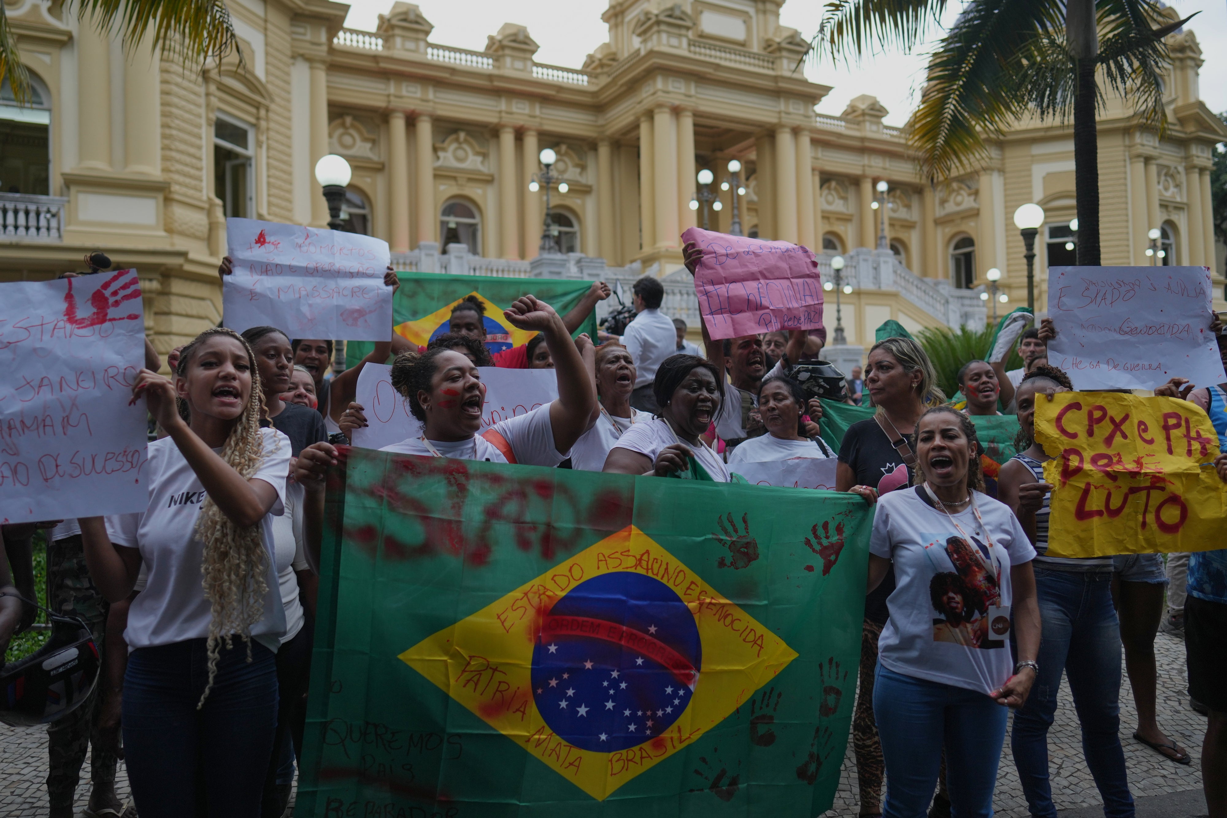 Residentes de la favela de Penha protestan frente al Palacio de Guanabara contra un operativo policial letal contra presuntos narcotraficantes de la banda Comando Vermelho, en Río de Janeiro, el 29 de octubre de 2025.