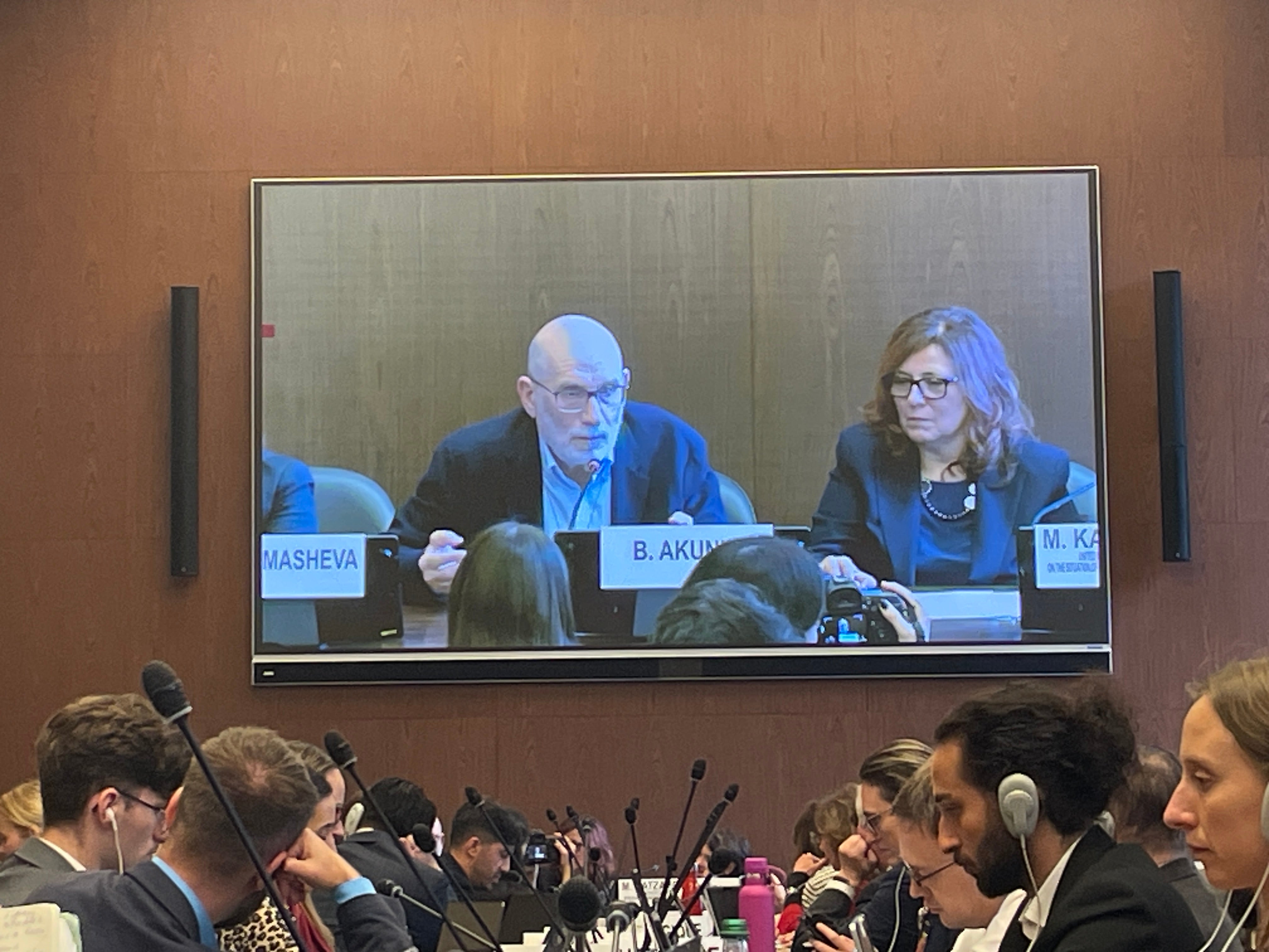 Мариана Кацарова с российским писателем Борисом Акуниным, одним из критиков в изгнании, преследуемых Кремлём. Дворец Наций, 22 сентября 2025 года.