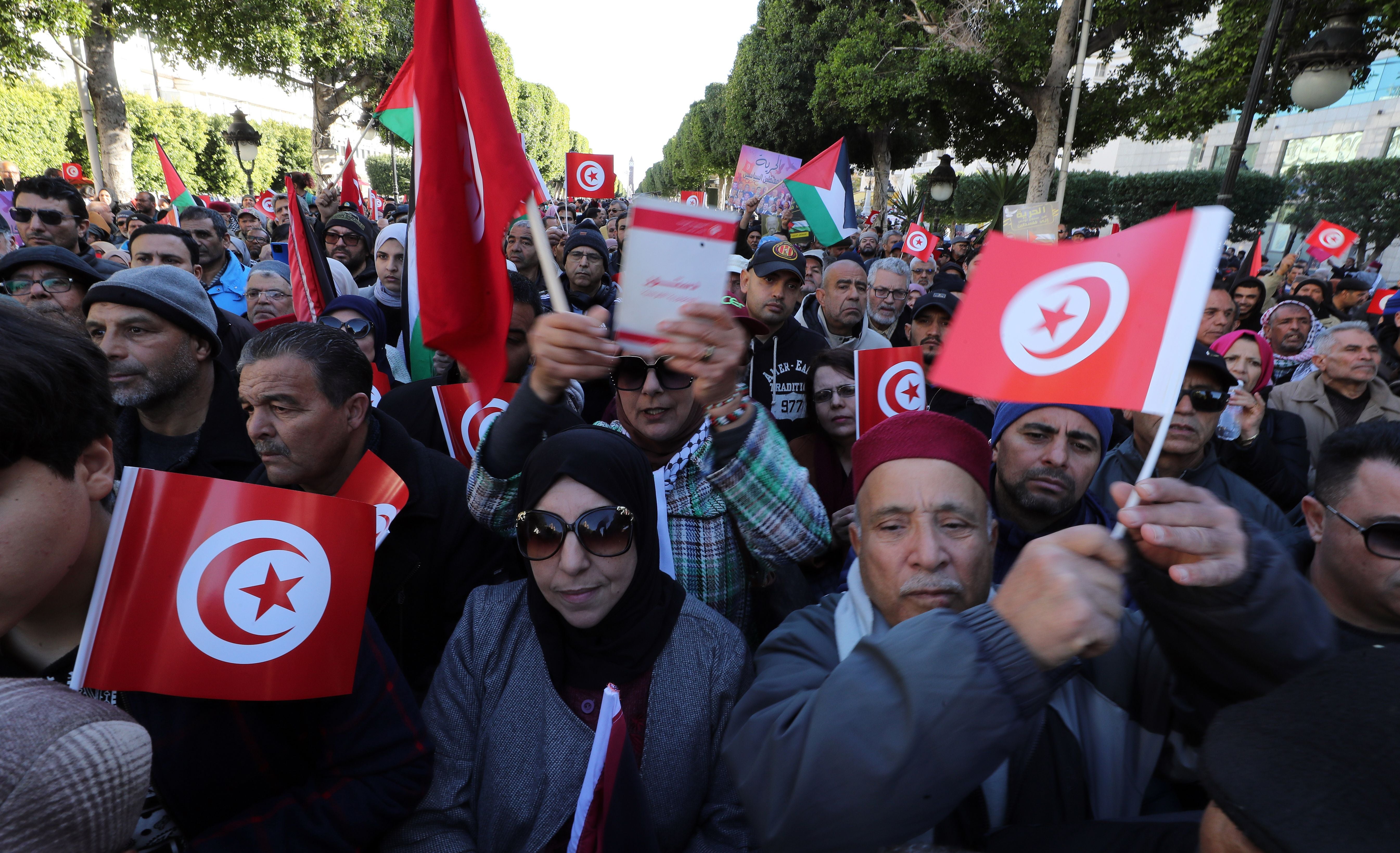 Des manifestants participent à un rassemblement organisé par le Front de salut national, la coalition de l'opposition, pour marquer le 13ème anniversaire du soulèvement de 2011, à Tunis, le 14 janvier 2024.