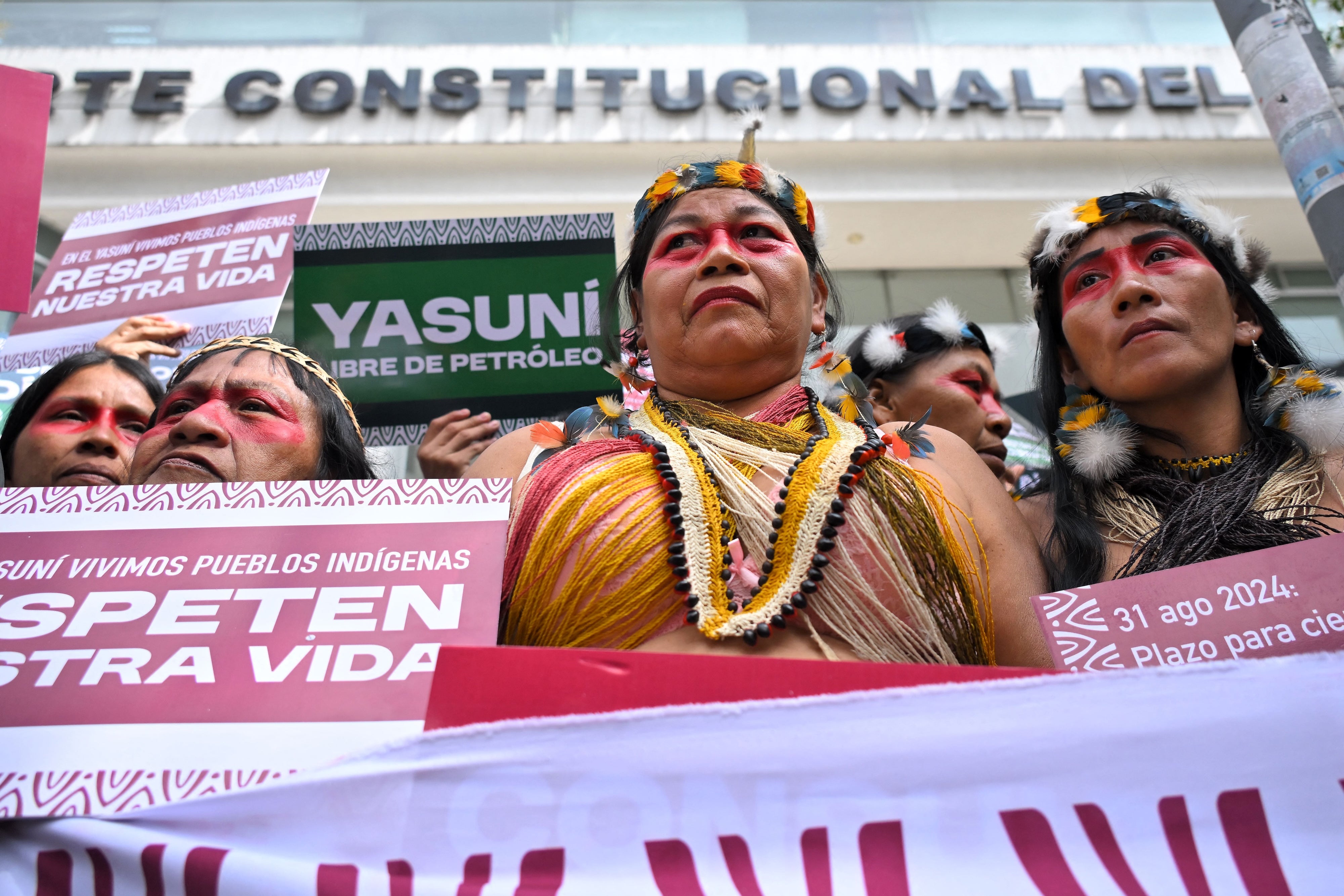 Líderes indígenas waorani protestan frente a la Corte Constitucional en Quito el 20 de agosto de 2025, dos años después de una victoria clave para la democracia climática en un referéndum liderado por pueblos indígenas que buscó frenar la explotación de un bloque petrolero en el Parque Nacional Yasuní.