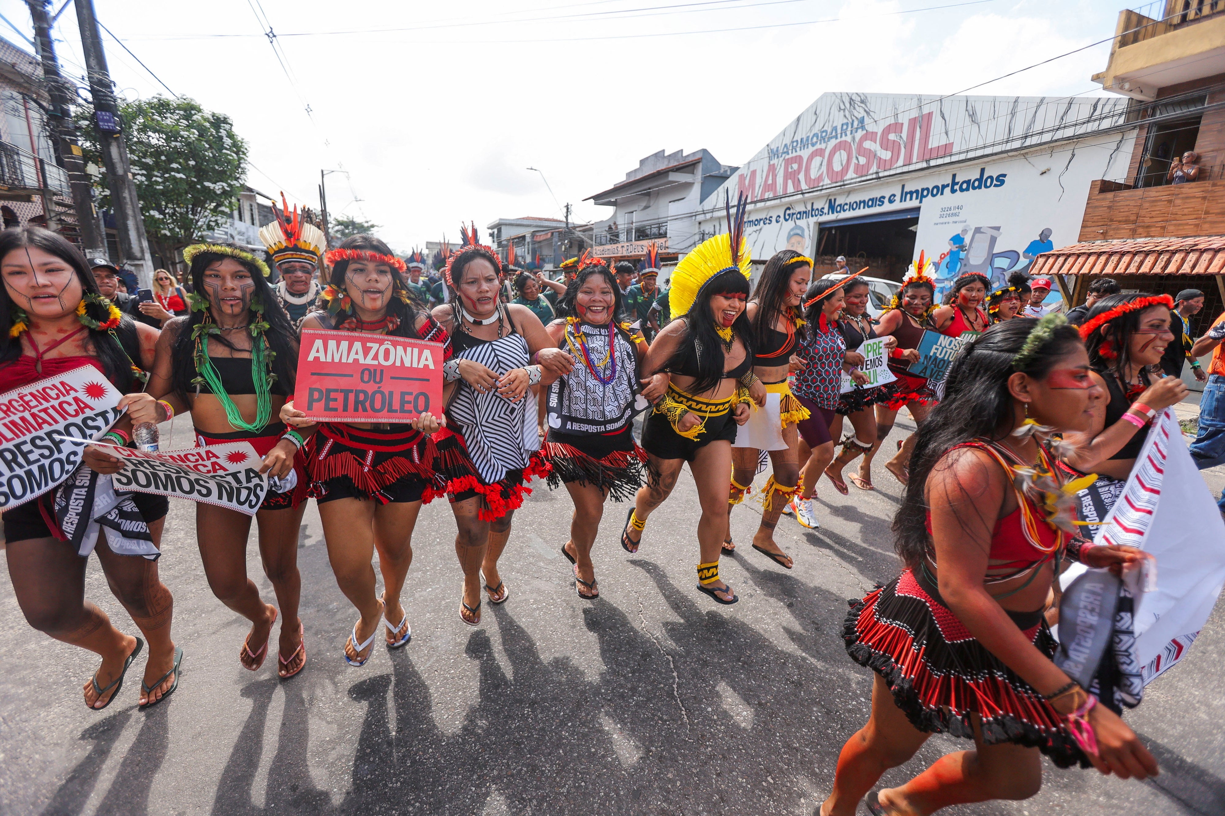 Des femmes autochtones brésiliennes participaient à une manifestation en faveur de la justice climatique et de la protection de  la forêt amazonienne lors de la Conférence des Nations Unies sur les changements climatiques (COP3O) à Belém, au Brésil, le 17 novembre 2025. 