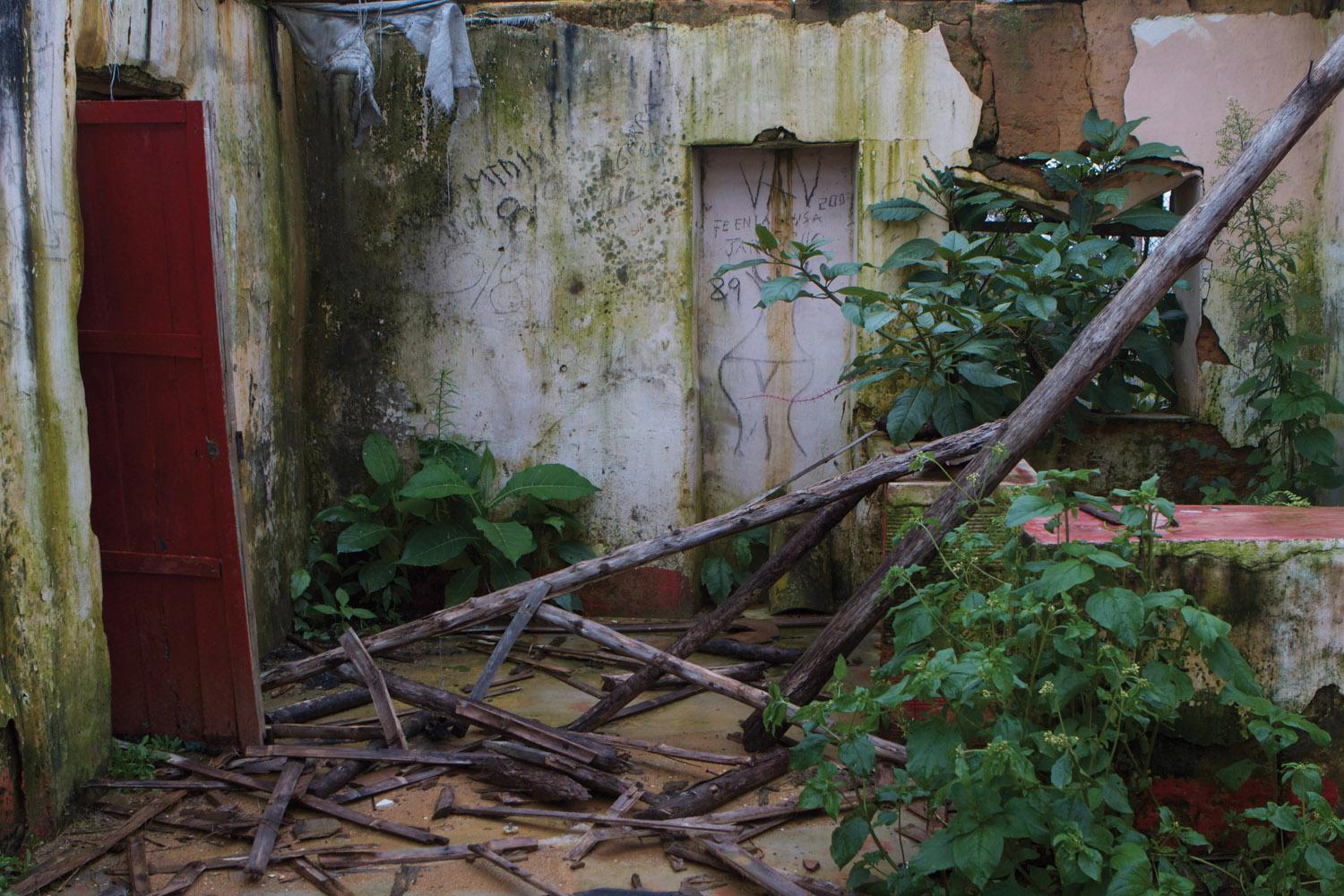 A home in the rural area of Municipality San Carlos Antioquia abandoned by persons displaced by violence, with graffiti of a woman’s body left by armed groups.