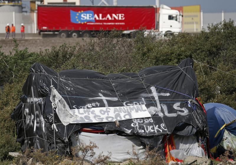 migrant tent calais