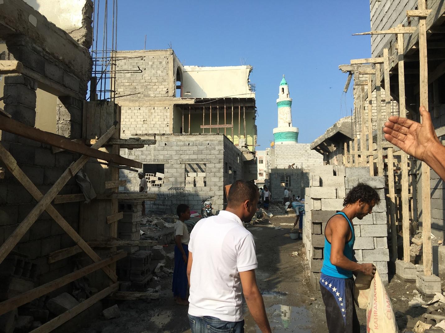 شارع ضيق في سوق الهنود بمدينة الحديدة قُصف مساء 21 سبتمبر/أيلول 2016. وقت الهجوم كان محمد أحمد عبد الجليل في خيمة عزاء أعدها إثر وفاة زوجته، أمام منزله. أصيب ابن وحفيدة عبد الجليل (4 أعوام) في الهجوم، وقُتل زوج ابنته وحفيده.