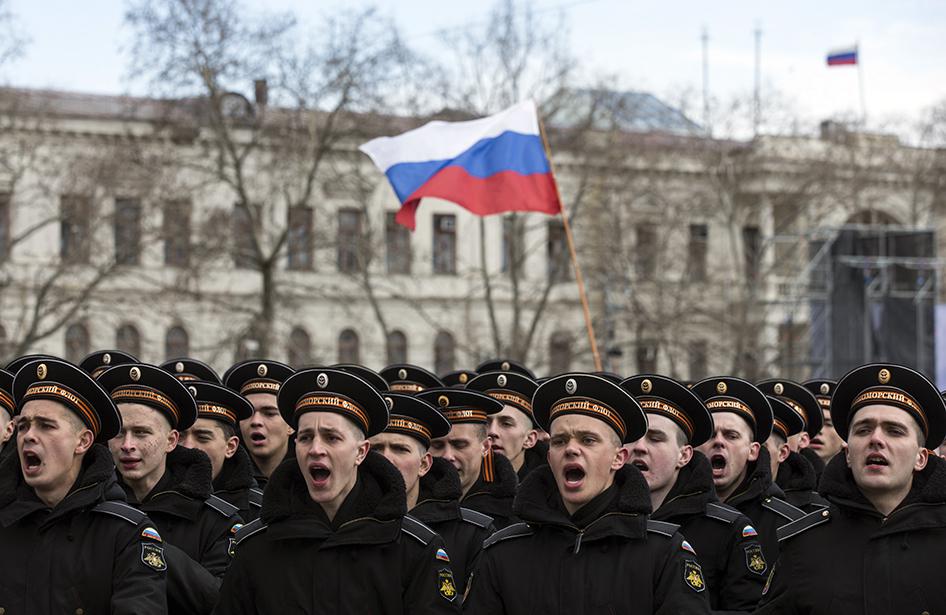 Российские военные моряки на параде по случаю первой годовщины подписания соглашений о вхождении Крыма в Россию. Севастополь, 18 марта 2015 г. 