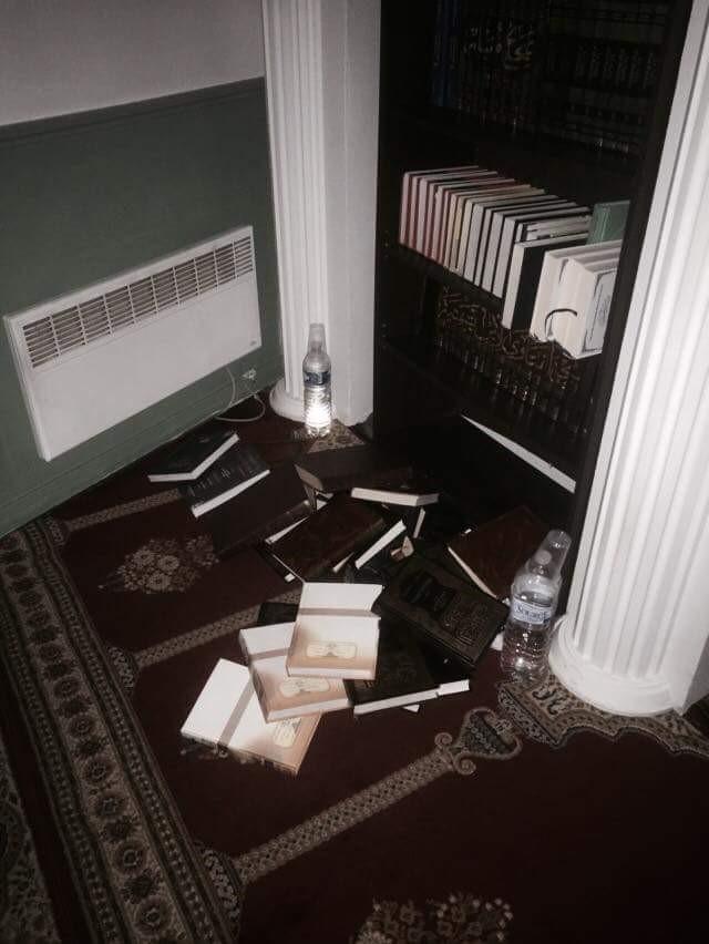 Dommages subis par la mosquée d'Aubervilliers, une banlieue au nord de Paris, lors d'une perquisition effectuée le 17 novembre 2015 dans le cadre de l’état d'urgence.