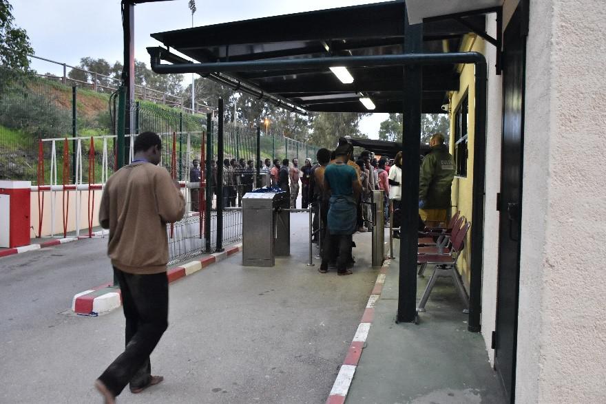 Migrantes inscritos en el centro de recepción de Ceuta tras su llegada al enclave español, febrero 2017.