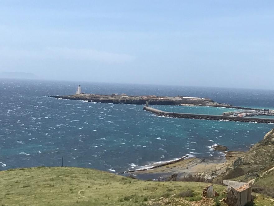 Isla de las Palomas, conectada por una carretera elevada con España peninsular y ubicada frente a Tarifa, donde hay un centro de internamiento de extranjeros. La isla es el punto más al sur de la península ibérica y de Europa continental. 