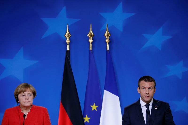 La Chancelière allemande Angela Merkel et le Président français Emmanuel Macron participent à une conférence de presse conjointe lors du Sommet de l'UE à Bruxelles, Belgique, le 23 juin 2017. 