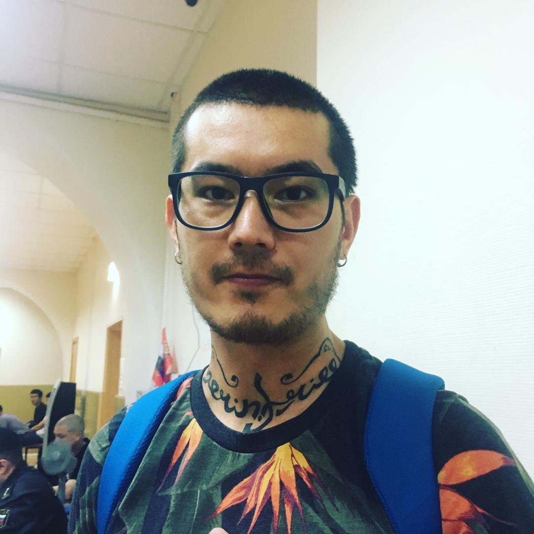 Али Феруз в Басманном суде Москвы перед рассмотрением дела о его выдворении вечером 1 августа 2017 г.