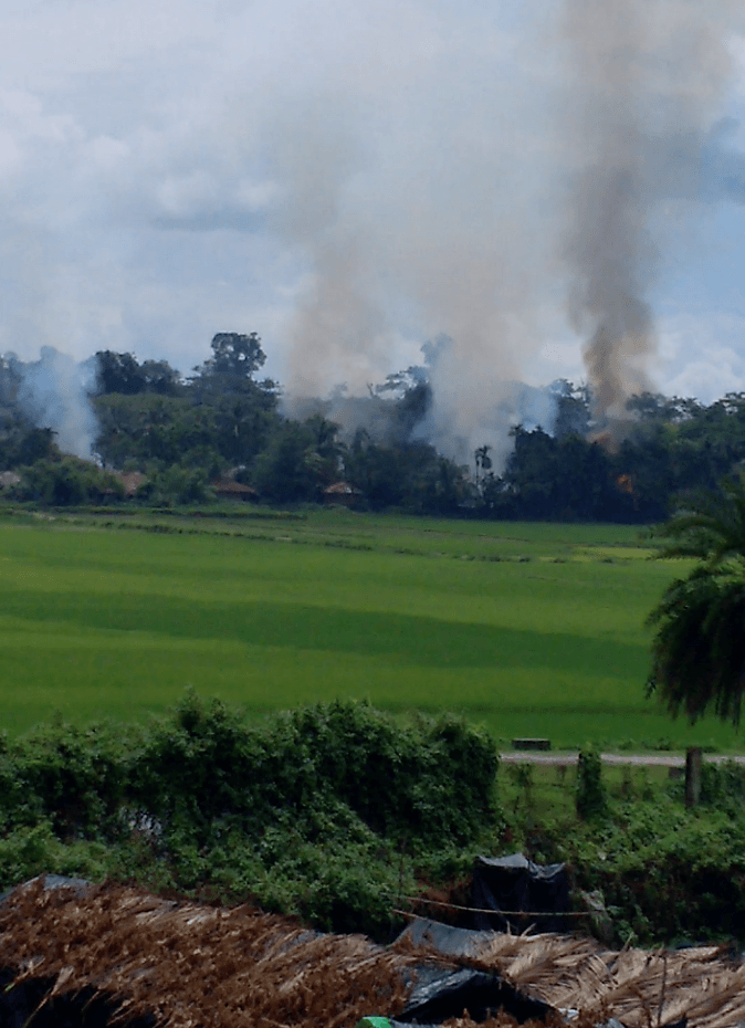 视频截图显示某受灾村落喷出火舌。