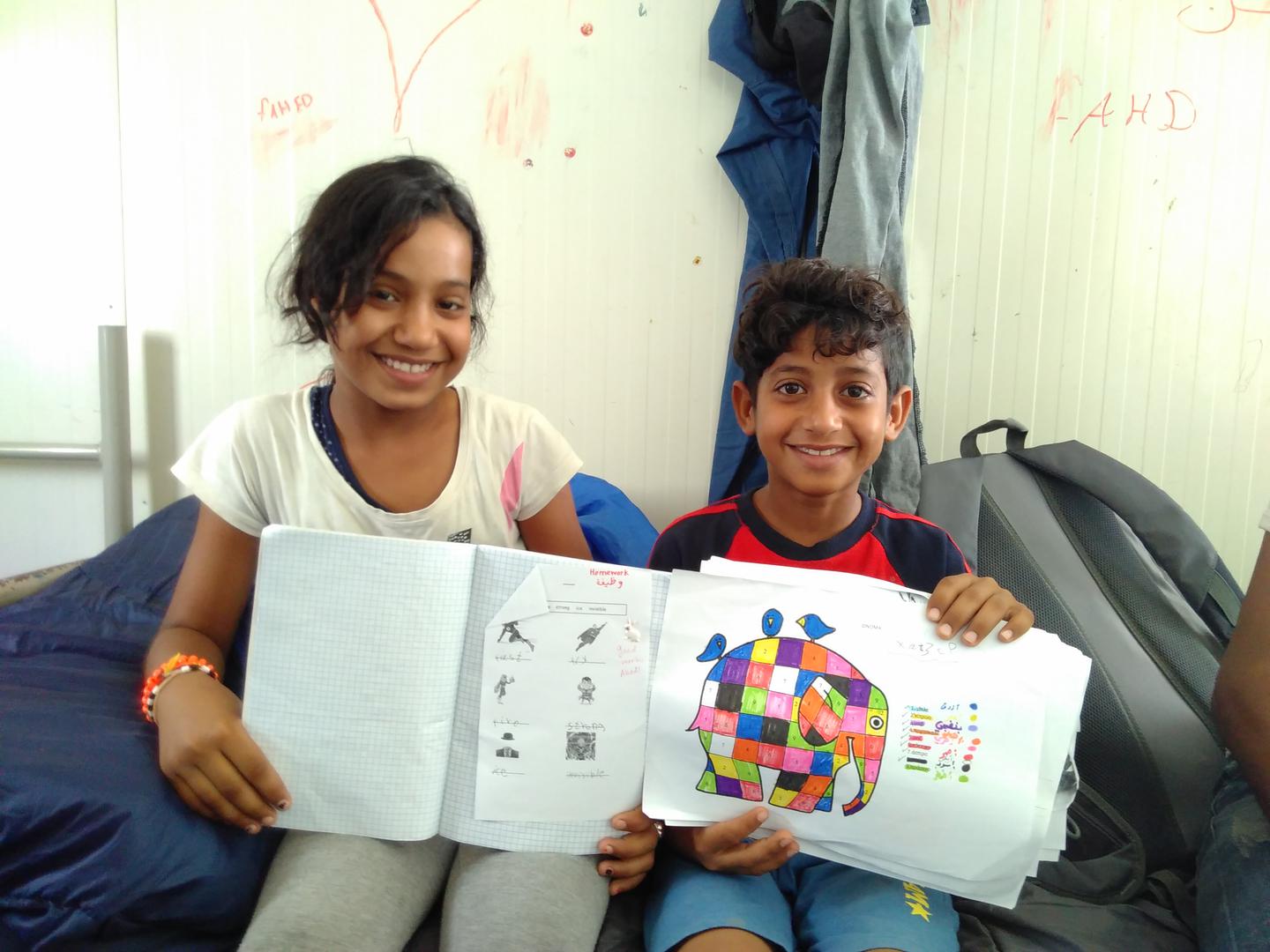 Η «Ματζίντα» και ο αδελφός της «Ζιγιάτ» από το Ιράκ ζουν στο hotspot της ΒΙΑΛ στη Χίο από τον Μάιο του 2017. Δεν φοιτούν σε σχολείο, αλλά συμμετέχουν σε τάξεις που παρέχονται από μη κυβερνητική οργάνωση για την εκμάθηση ελληνικών και αγγλικών. 