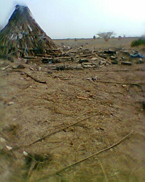 في 3 يوليو/تموز، تاسع يوم في عطلة العيد، قصف طيران التحالف بيتا في قرية نوبة عامر، تعز، وقتل 8 مدنيين، منهم 5 أطفال تحت سن 10 سنوات. محمد حُلبي، الذي كان على بعد 100 متر من بيته وقت الهجوم، قال إنه هرع إلى المنزل، لكن "لم يتبقَّ شيء، دُمِّر كل شيء".