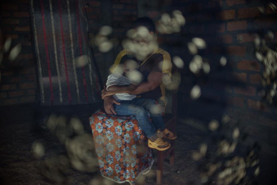 Angèle, 27 ans, serre son enfant dans ses bras à Bangui, en République centrafricaine. Les combattants de la Séléka ont tué son mari et ses parents, avant de la capturer près de Bambari en juin 2014, a-t-elle raconté. Ils l’ont détenue en tant qu’esclave 