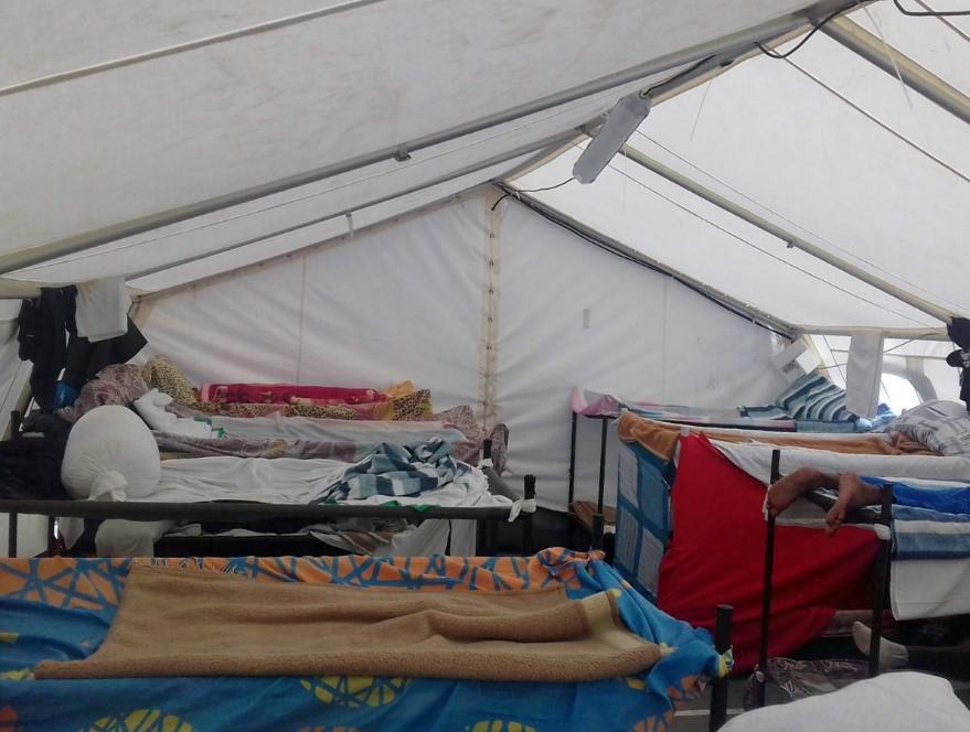 Interior de una carpa que alberga a 24 hombres en el centro de acogida de migrantes en Ceuta, marzo de 2017.