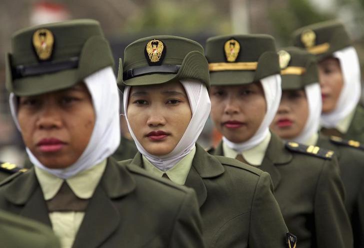 Personil militer dalam sebuah upacara di Banda Aceh, Indonesia pada 17 Agustus 2007. 