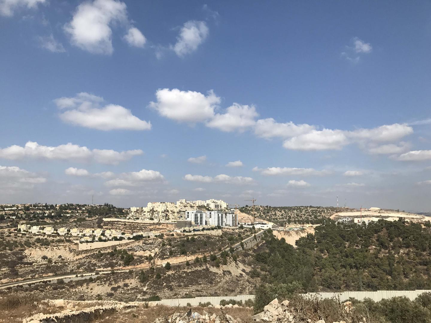 View of the separation barrier and the Israeli settlement of Alfei Menashe from the Palestinian village of Azzun. מבט על גדר ההפרדה וההתנחלות אלפי מנשה מהכפר הפלסטיני עזון.