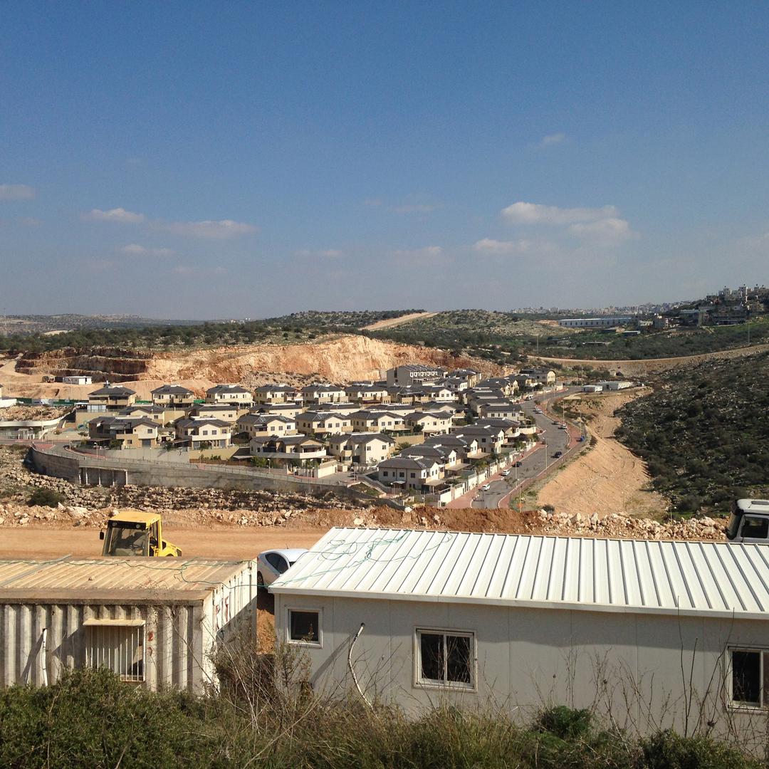 جرافة تسوّي الأرض تمهيدا لبناء مشروع أهدوت إلكانا في مستوطنة إلكانا الإسرائيلية. 