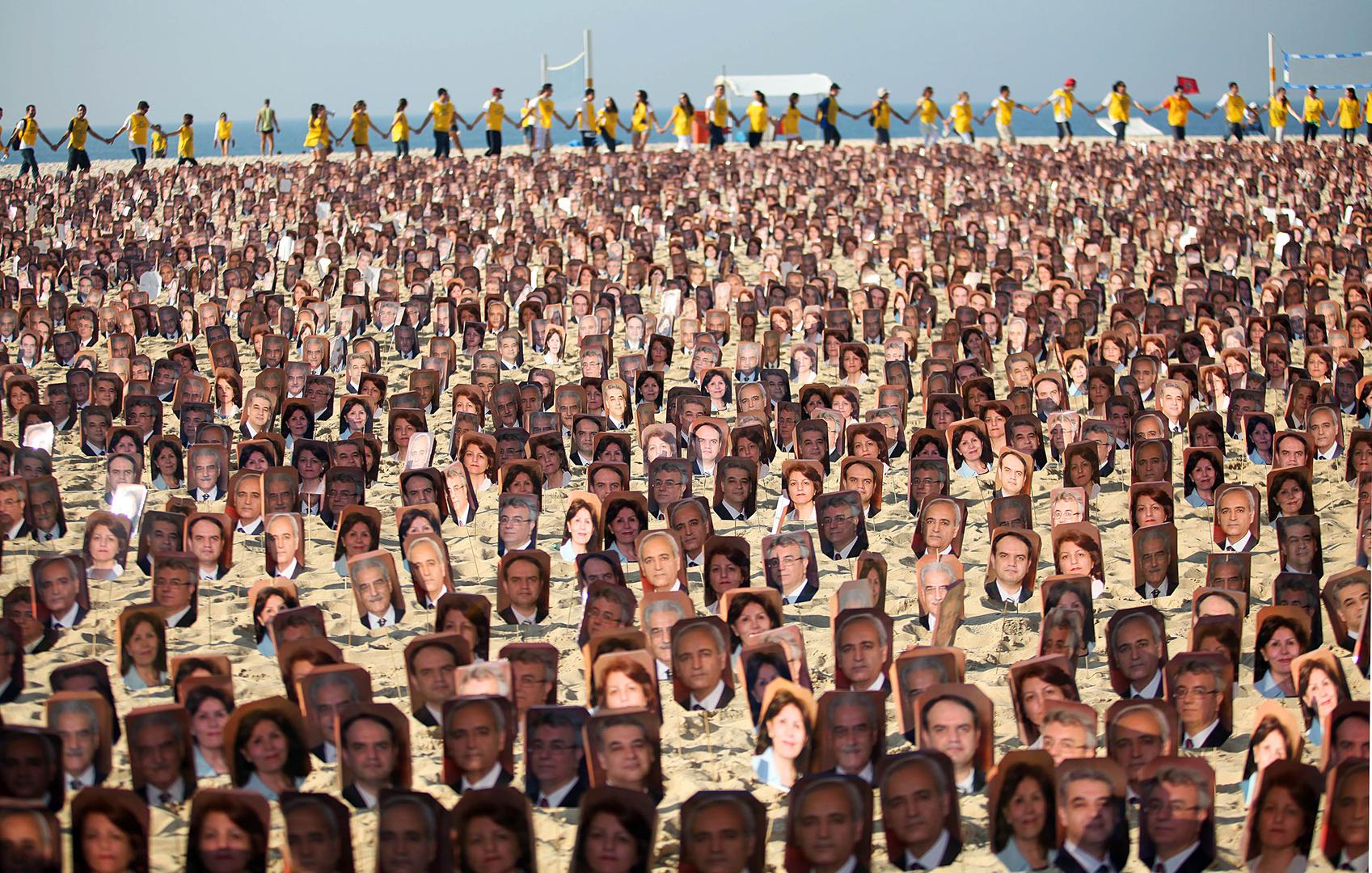 Members of the Baha'i religion demonstrate in Rio de Janeiro's Copacabana beach on June 19, 2011 asking Iranian authorities to release seven Baha'i prisoners accused of spying for Israel and sentenced to 20 years in jail. © 2011 Ana Carolina Fernandes/AFP
