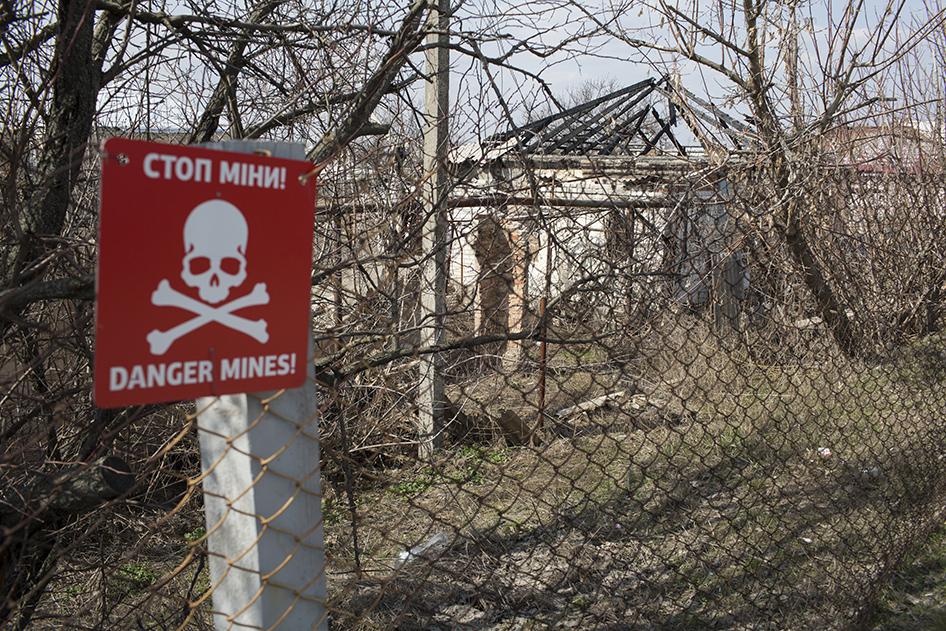 Знак попередження про наявність мін поблизу «сірої зони» на перетині у Станиці Луганській. 