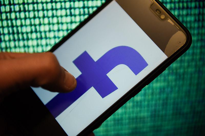 Le logo de Facebook, affiché sur l’écran d’un téléphone portable.