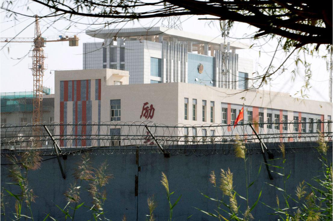 中国新疆自治区喀什市郊一所学校，四周围绕铁蒺蓠，2018年8月31日。