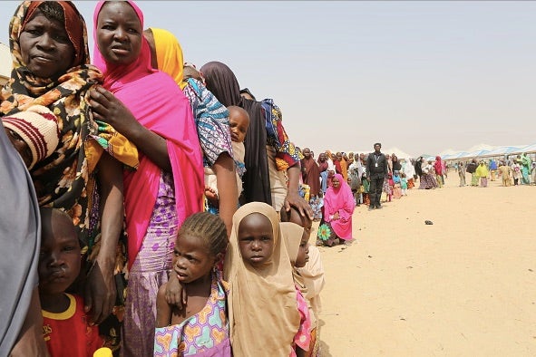 Des femmes nigérianes font la queue avec leurs enfants afin de recevoir de la nourriture distribuée par l’organisation humanitaire  International Medical Corps à Maiduguri, dans l'État de Borno (nord-est du Nigeria), le 29 janvier 2018. Cette région a été