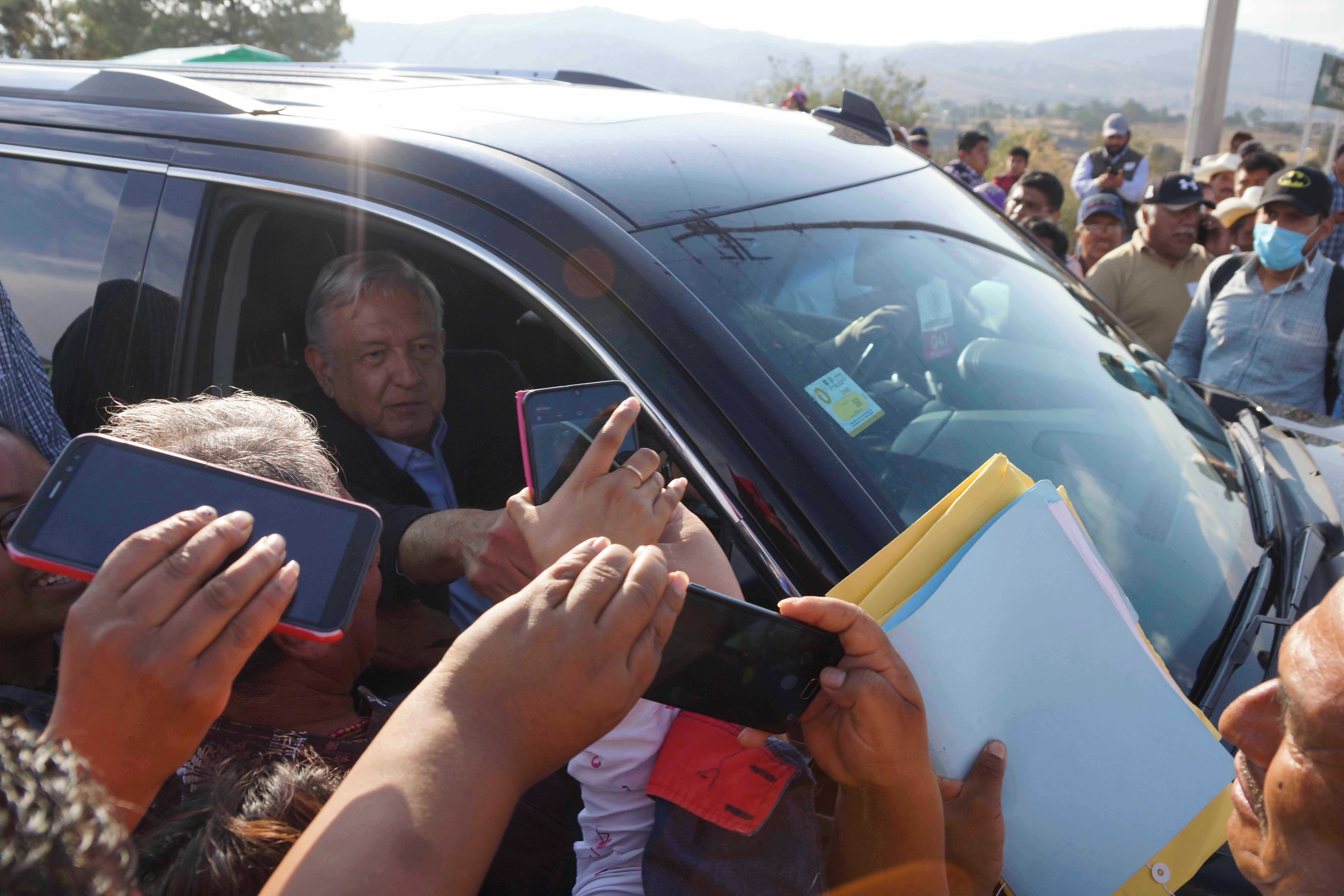 El presidente mexicano, Andrés Manuel López Obrador, durante su visita al Hospital Rural del municipio de Tlaxiaco, el viernes 20 de marzo de 2020.