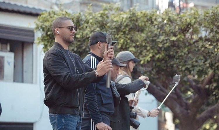 الصحفي خالد درارني أثناء تصوير مظاهرة في الجزائر العاصمة في ديسمبر/كانون الأول 2019.