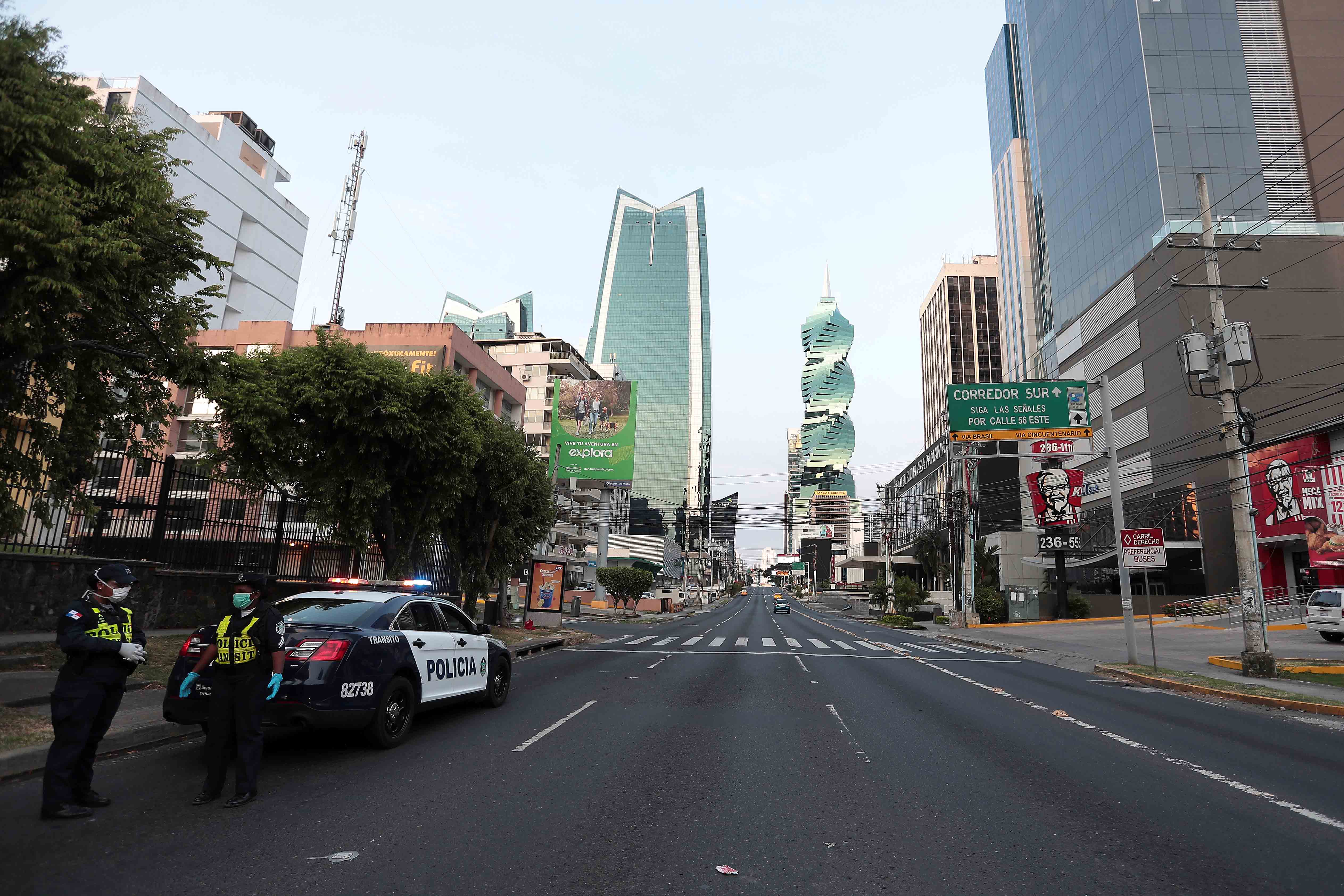 Policías captados durante el toque de queda debido al brote de la enfermedad por coronavirus (covid-19) en la Ciudad de Panamá, Panamá, 31 de marzo de 2020. © REUTERS/Erick Marciscano