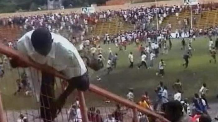  Opposition supporters flee Conakry’s main stadium on September 28, 2009, after security forces stormed and opened fire on rally participants.