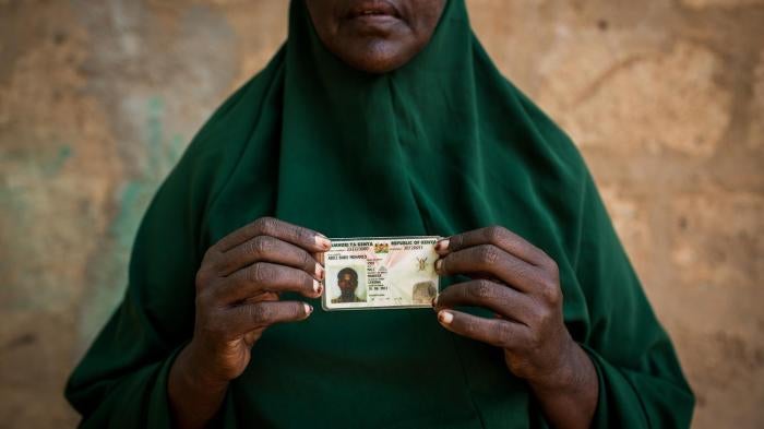 Une femme kenyane, Zeinab Bulley Hussein, montre la carte d'identité de son fils Abdi Bare Mohamed, dont le corps a été retrouvé à 18 kilomètres de Mandera (nord-est du Kenya), trois semaines après son arrestation par des policiers devant le domicile fami