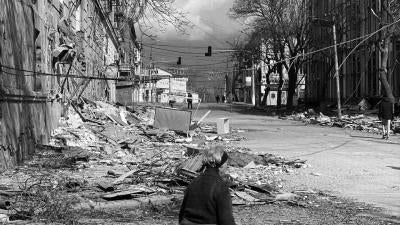 Разрушенные здания на проспекте Мира в Мариуполе 8 марта 2022 года.