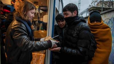 Voluntarios que colaboran con Cáritas y el Servicio Jesuita a Refugiados dan el almuerzo a solicitantes de asilo y migrantes en la estación de ferrocarril de Rijeka, Croacia.