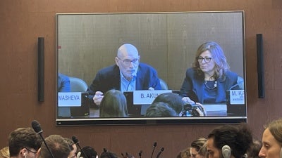 Мариана Кацарова с российским писателем Борисом Акуниным, одним из критиков в изгнании, преследуемых Кремлём. Дворец Наций, 22 сентября 2025 года.