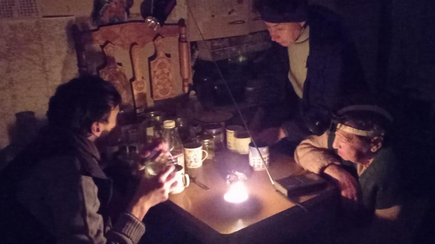  4

Belagerung von Mariupol von März bis Mai. Wiederholte Angriffe trafen Wohnhäuser, Schulen, Krankenhäuser, ein Theater und andere zivile Infrastruktur, wobei große Teile der Stadt zerstört &nbsp;wurden. Es ist davon auszugehen, dass Tausende starben bei den Angriffen oder bei der Unterbringung in Kellern ohne Zugang zu Medikamenten, Lebensmitteln, Wasser, Strom oder Kommunikationsmitteln und ohne sicheren Fluchtweg.


	Bericht (englisch)


&nbsp;
 © Ganna Kotelnikova