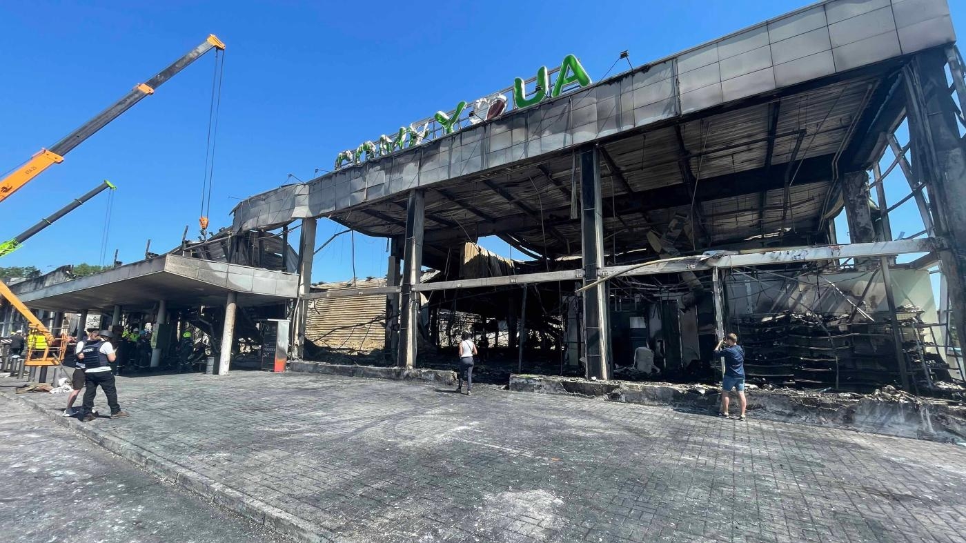  7

Angriff auf das Einkaufszentrum von Krementschuk am 27. Juni. Eine russische Rakete schlug in das Einkaufszentrum ein und tötete mindestens 18 Zivilist*innen. Dutzende weitere wurden verletzt.


	Bericht
	Video (englisch)


&nbsp;
 © 2022 Giorgi Gogia/Human Rights Watch