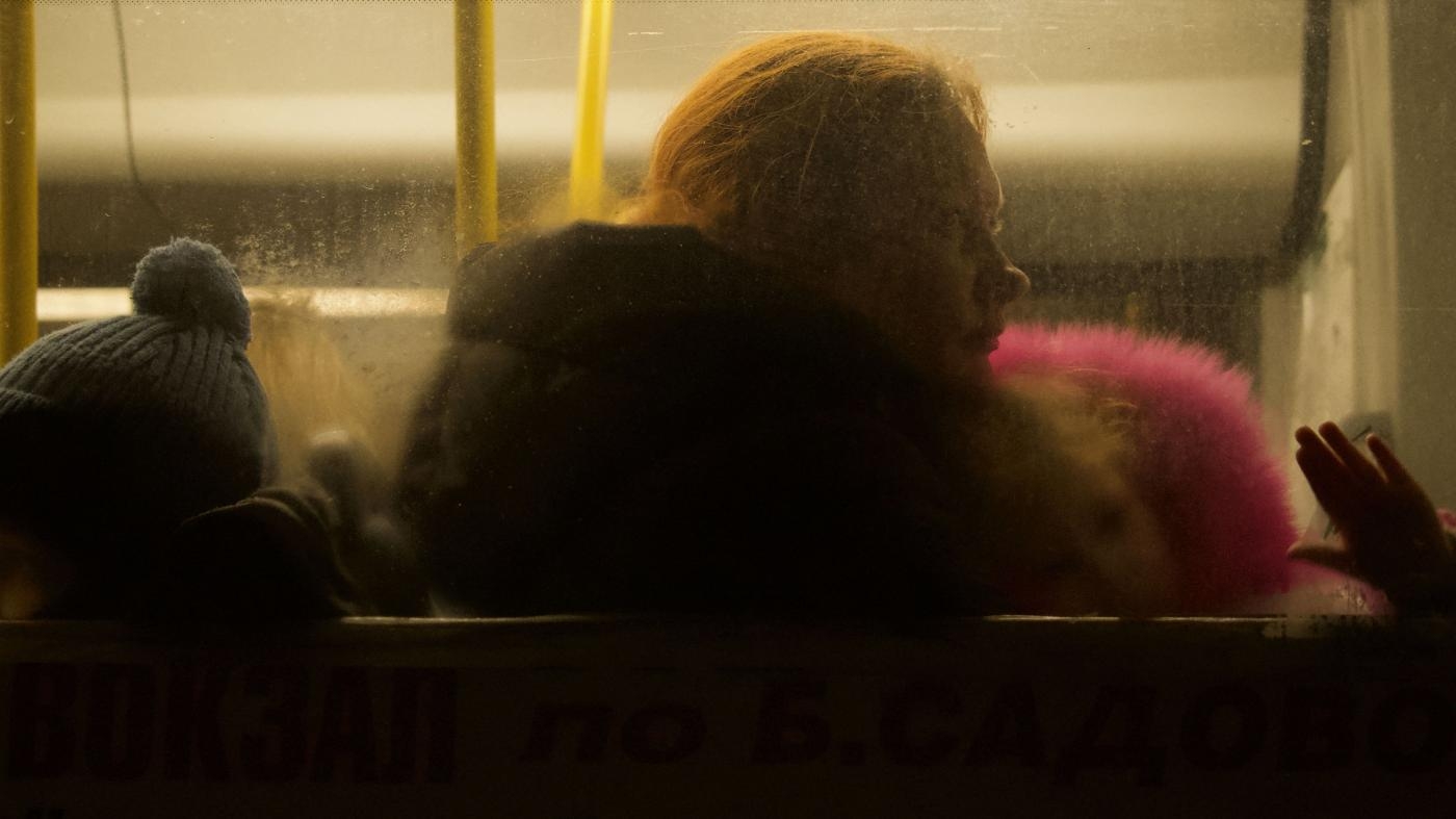  9

Zwangsdeportation von Ukrainer*innen nach Russland und in russisch kontrollierte Gebiete sowie rechtsverletzende Prüfverfahren, sogenannte „Filtrationen“ für fliehende Zivilist*innen. Die russischen Streitkräfte ließen vielen Zivilist*innen, die vor den Feindseligkeiten, insbesondere in Mariupol, flohen, keine andere Wahl, als sich in diese Gebiete zu begeben. Zwangsumsiedlungen stellen ein Kriegsverbrechen und ein potenzielles Verbrechen gegen die Menschlichkeit dar.


	Bericht­


&nbsp;
 Ein Bus voller Ukrainer*innen, die am 20. Februar 2022 aus der "Volksrepublik Donezk" nach Taganrog, Russland, gebracht werden. © 2022 Andrey Borodulin/AFP via Getty Images