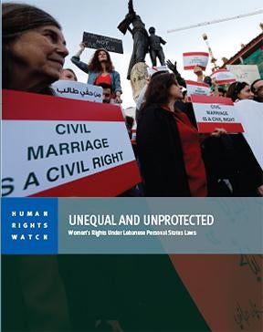 نشطاء يحملون لافتات خلال مظاهرة تطالب بالزواج المدني في لبنان، في فبراير/شباط 2013. لا يوجد حاليا قانون مدني للأحوال الشخصية في لبنان