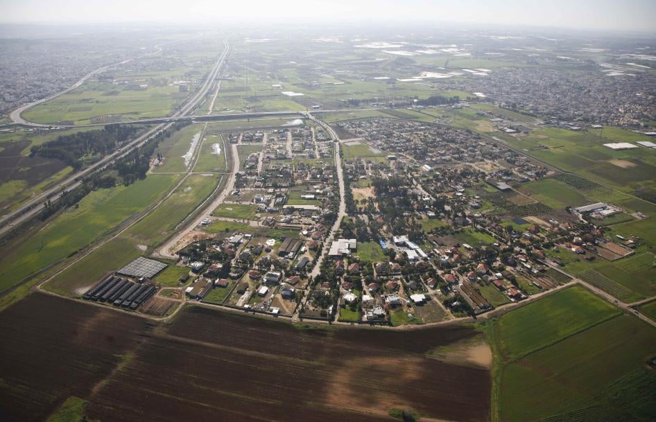 המושב שער אפרים במרכז ישראל, שכל תושביו יהודים, הצמוד לעיר הפלסטינית קלנסווה ממזרח. תצלום אוויר שצולם בין השנים 2015-2011.