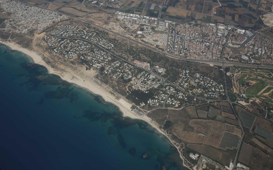 היישוב קיסריה, שרוב תושביו יהודים ואשר גובל בג'סר א-זרקא מצפון ובעיר אור עקיבא, שגם רוב תושביה יהודים, ממזרח. תצלום אוויר שצולם בין השנים 2015-2011.