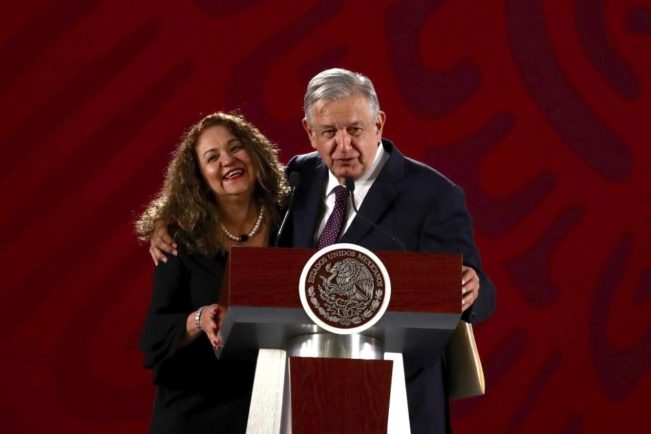El presidente Andrés Manuel López Obrador y Sanjuana Martínez, directora de Notimex, durante la conferencia matutina del viernes 19 de julio de 2019 en Palacio Nacional.