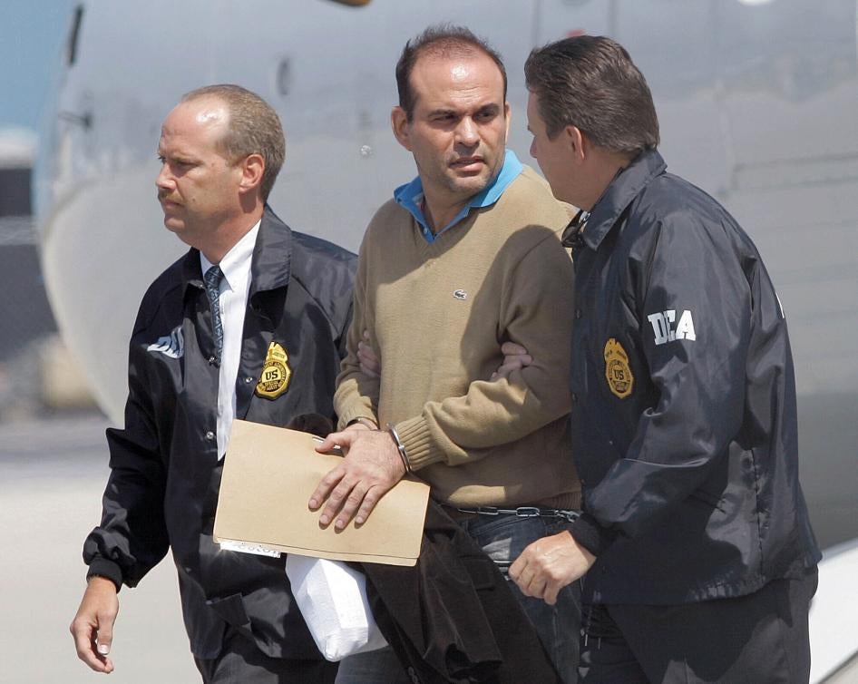 El líder paramilitar colombiano Salvatore Mancuso es escoltado por agentes de la Administración de Control de Drogas (DEA) estadounidense el 13 de mayo de 2008, tras su llegada a Opa-locka, en el estado de Florida. 