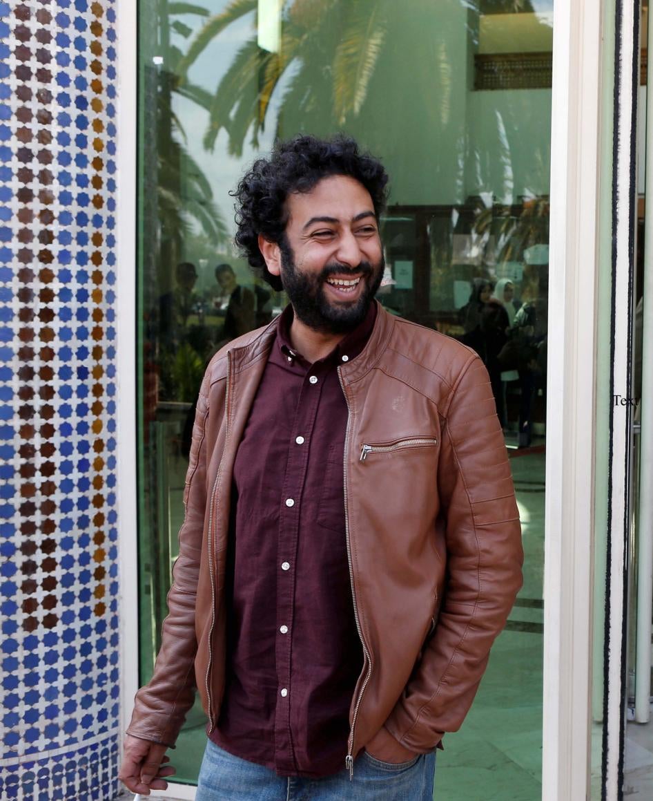 Le journaliste et activiste Omar Radi, en attente à l’extérieur d’un tribunal à Casablanca, Maroc, le 12 mars 2020.