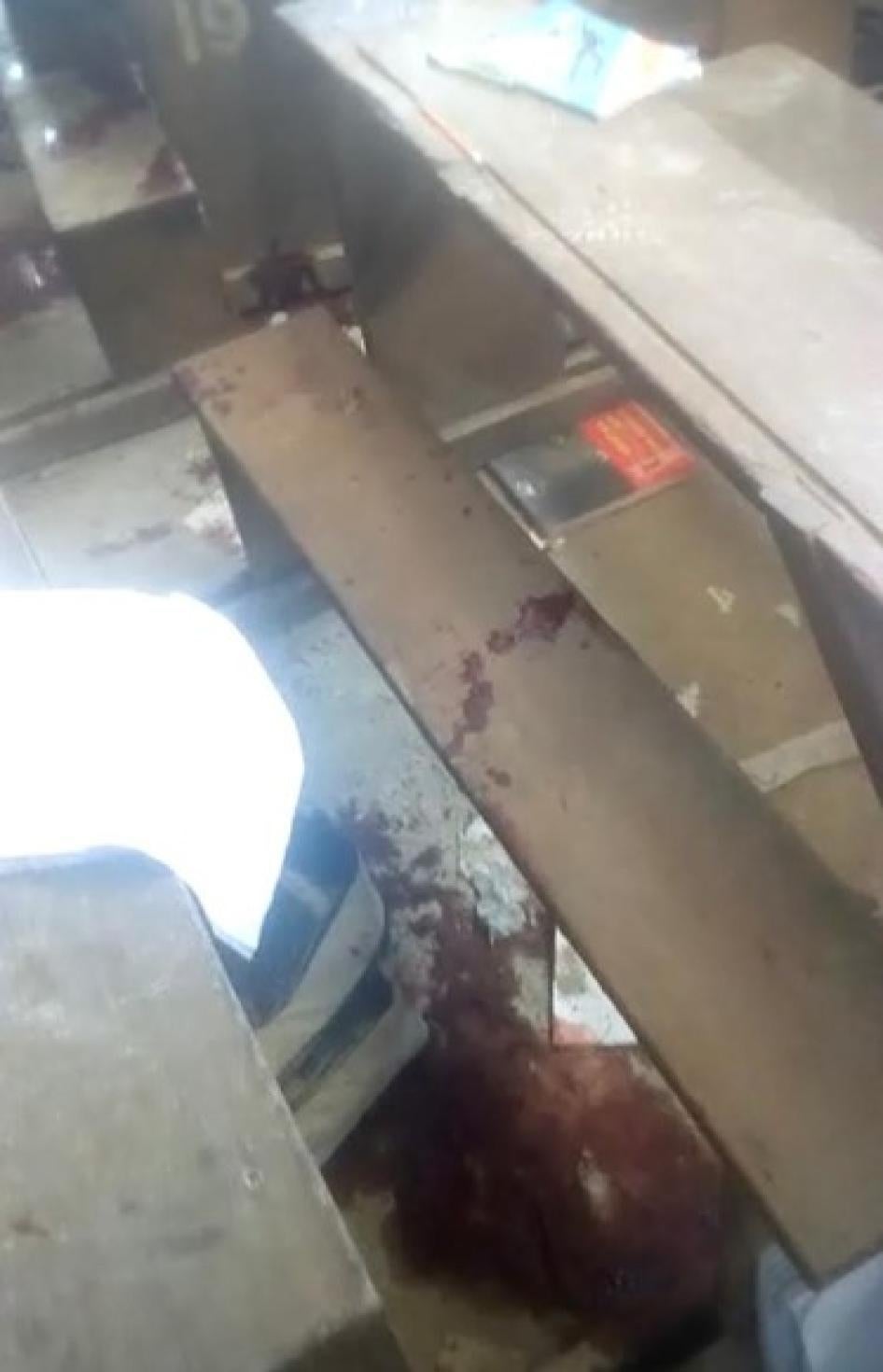 Salle de classe et chaises tachées de sang. À l'intérieur.