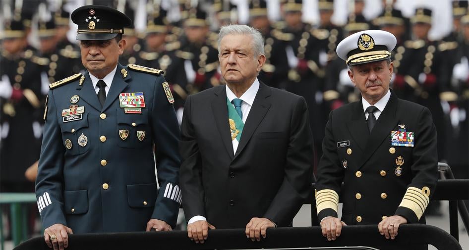 El presidente mexicano, Andrés Manuel López Obrador, al centro, junto con el Secretario de Defensa Luis Crescencio Sandoval, a la izquierda, y el Secretario de la Armanda, Vidal Francisco Soberón, en un vehículo militar descapotado durante el desfile militar del Día de la Independencia en el Zócalo, la plaza principal de la capital, Ciudad de México.