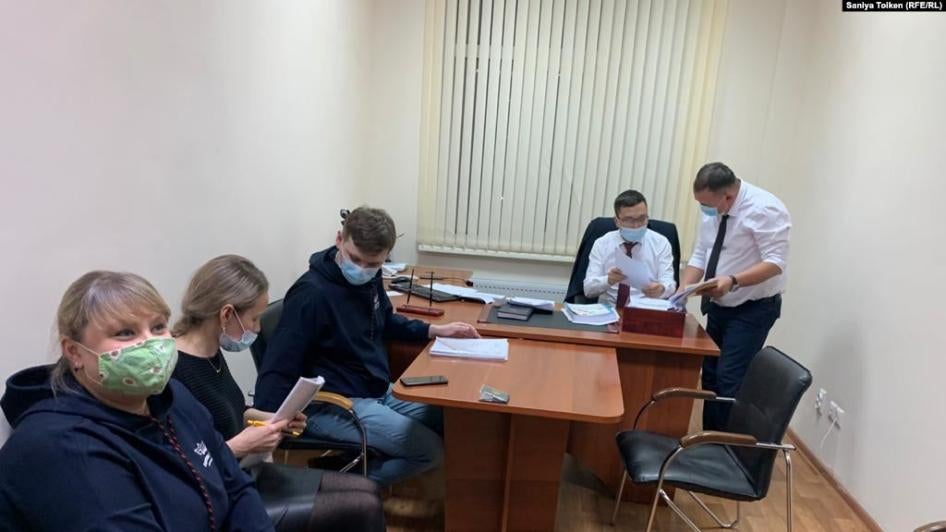From left to right: the head of Erkindik Kanaty, Elena Shvetsova, with lawyers Olga Enns and Roman Reimer, in the office of the deputy head of the tax department, Erlik Mukanov, Nur-Sultan, Kazakhstan, January 18, 2021.